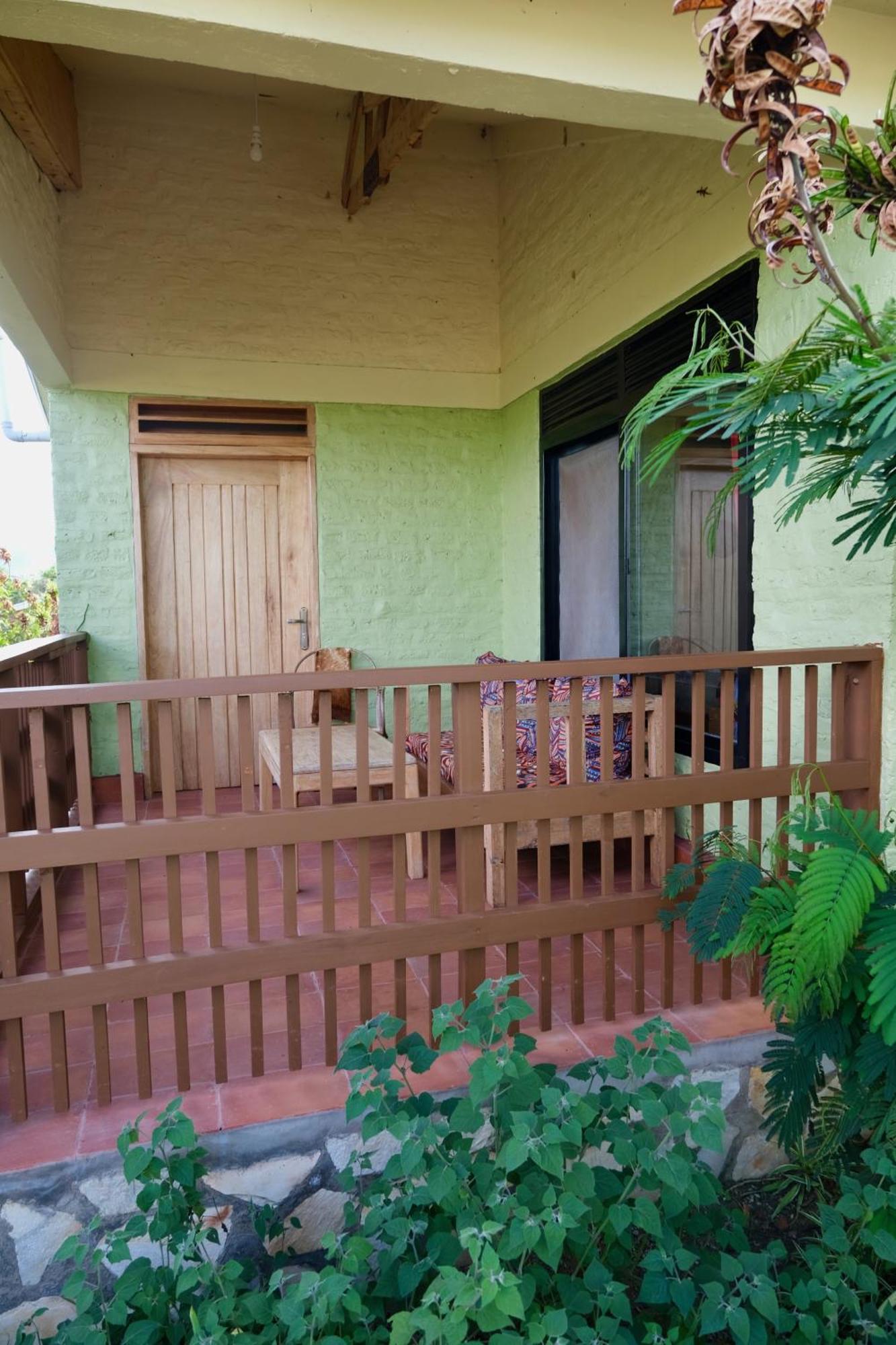 Lodge Hyena Hill